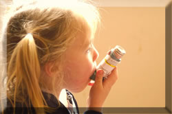 Kind mit Asthmaspray Kind mit Asthmaspray